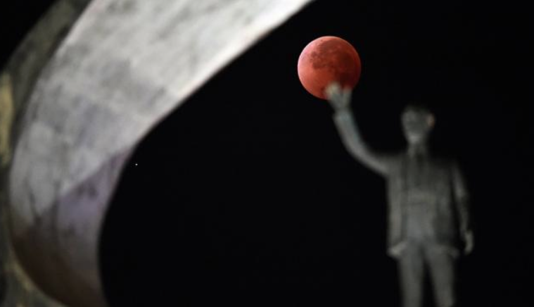 Picture+taken+on+April+15%2C+2014+shows+the+moon+during+a+total+lunar+eclipse+over+the+Juscelino+Kubitschek+Memorial+in+Brasilia.