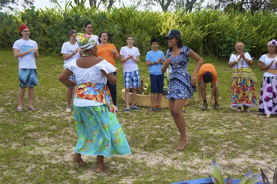 In the samba de roda, Mari Delacqua shows off her impressive samba skills!
