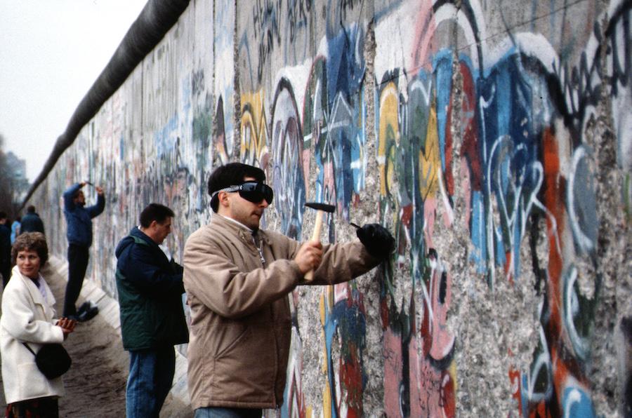 Berlin_1989_Fall_der_Mauer_Chute_du_mur_08