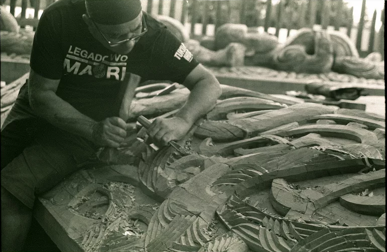 Um homem Maori fazendo uma escultura tradicional; Credits: Bianca Auriemo 